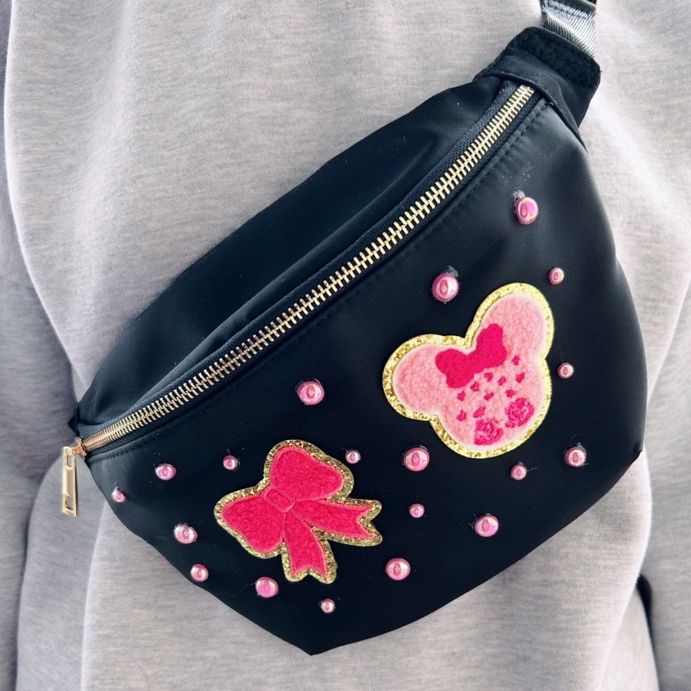 NEW Minnie’s Bow Co Valentines Disney Fanny pack